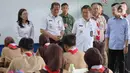 Saat meninjau uji coba program makan bergizi gratis di SMPN 270 Jakarta, Wapres Gibran Rakabuming Raka didampingi Penjabat (Pj) Gubernur DKI Jakarta, Teguh Setyabudi. (Liputan6.com/Herman Zakharia)