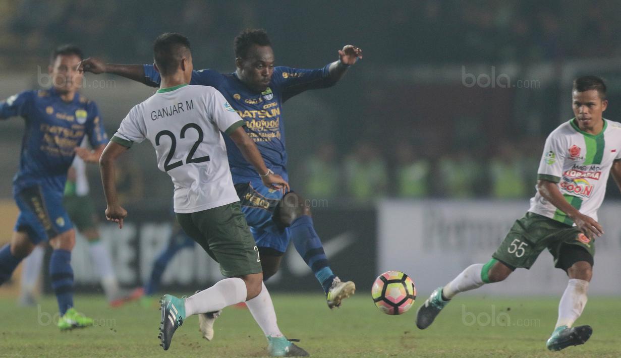 Aksi Michael Essien melewati adangan Ganjar dan Manahati Lestusen (kanan) pada lanjutan Liga 1 2017 di Stadion Si Jalak Harupat, Sabtu (05/8/2017). Persib menang 3-1. (Bola.com/Nicklas Hanoatubun)
