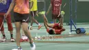 Seorang pemain bercanda dengan rekan-rekannya saat sesi latihan di Pusat latihan Pelatnas Indonesia, Cipayung, Jakarta, (4/1/2017). (Bola.com/Nicklas Hanoatubun)