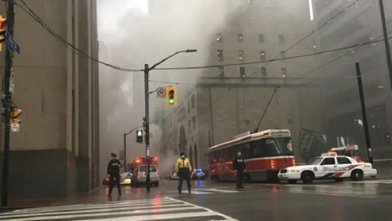Kepulan asap di pusat kota Toronto, Kanada