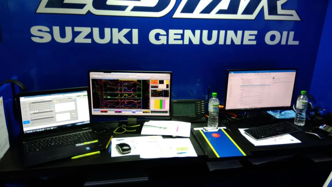 Ada satu PC dan dua laptop yang mencatat data performa pembalap Suzuki Ecstar di MotoGP Malaysia (Liputan6.com/Defri Saefullah)