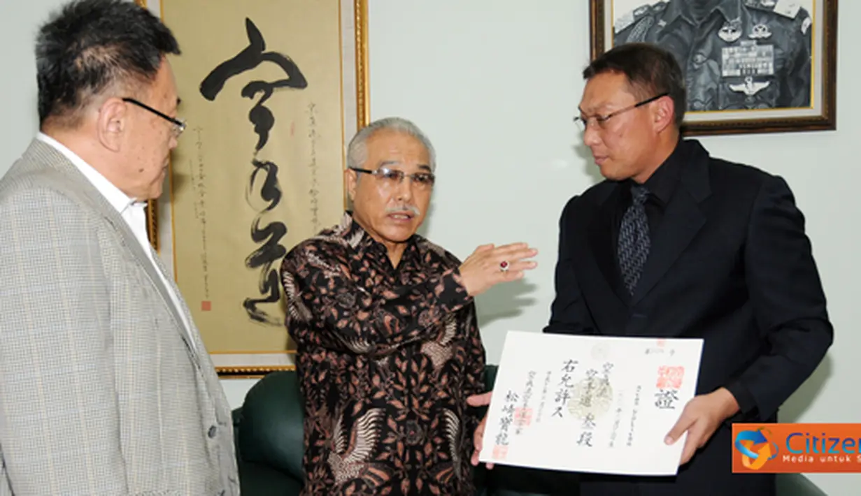 Citizen6, Jakarta: Untuk pertama kalinya seorang Perwira TNI Angkatan Laut menerima gelar “ DAN III Internasional ” dari Soke Kushin Ryu Karatedo dan Konshin Ryu Jiu Jitsu yang sengaja datang langsung dari Jepang. (Pengirim: Badarudin Bakri)