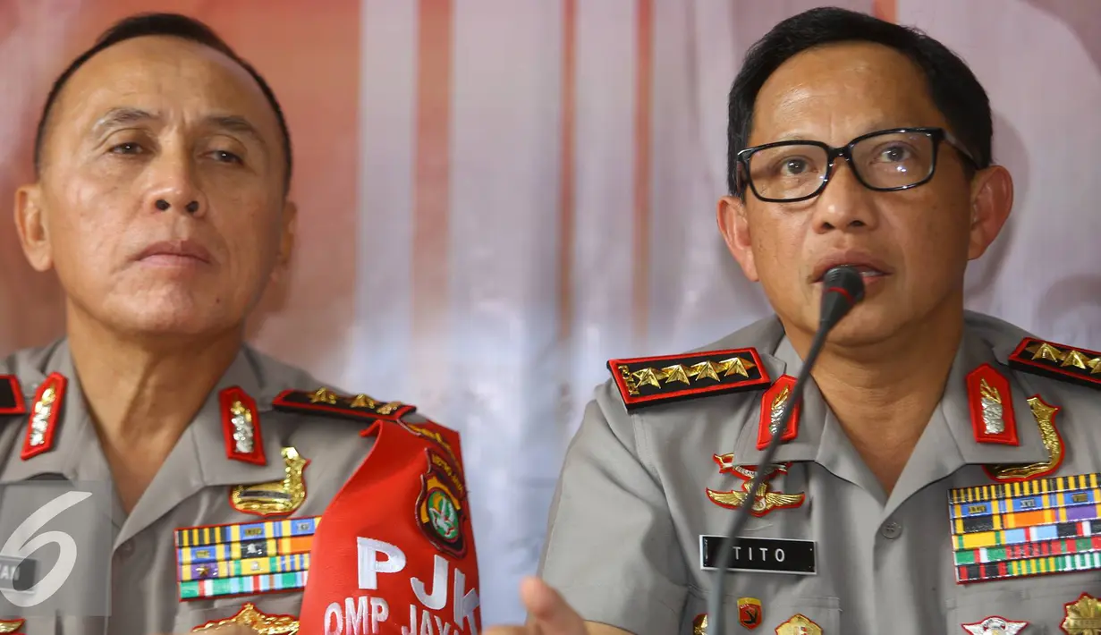 Kapolri Jenderal Pol Tito Karnavian didampingi Kapolda Metro Jaya Irjen Iriawan memberi keterangan kepada media saat rilis di RS Polri, Jakarta, Selasa (17/1). (Liputan6.com/Immanuel Antonius)