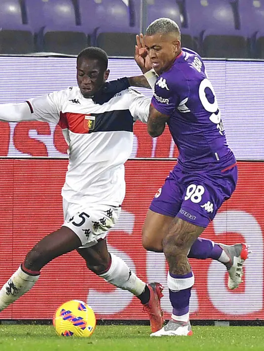 Pemain Fiorentina Igor (kanan) berebut bola dengan pemain Genoa Kelvin Yeboah pada pertandingan Liga Italia di Stadion Artemio Franchi, Firenze, Italia, 17 Januari 2022. Fiorentina menang 6-0. (Tano Pecoraro/LaPresse via AP)