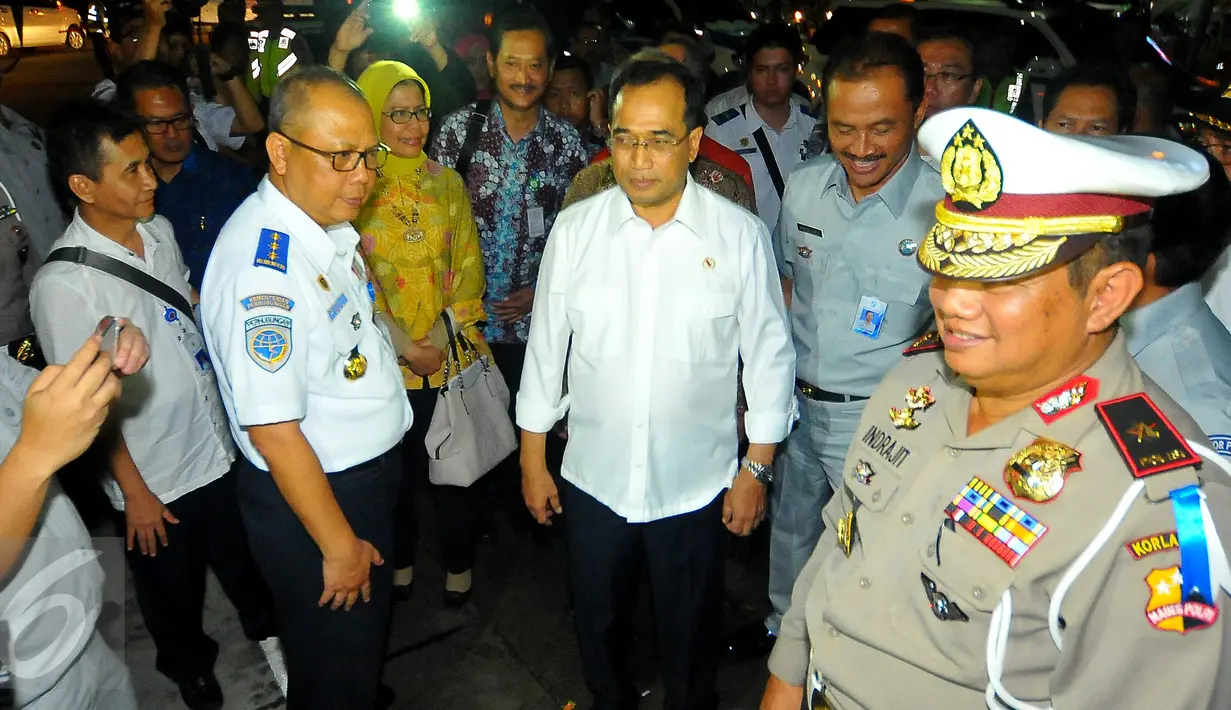 Menhub Budi Karya Sumadi saat berbincang dengan media di pintu keluar tol Brebes Timur atau Brexit Jumat (23/12). Kelancaran arus lalin tersebut tidak lepas dari pembatasan angkutan barang yang melalui jalan tol. (Liputan6.com/Angga Yuniar)