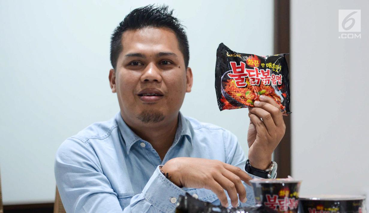 Sales dan Marketing Manajer PT Korinus Endra Nirwana memberi keterangan terkait mie instan Samyang, Jakarta, (21/6). Endra menuturkan produk mie instan Hot Chicken Ramen sudah memiliki sertifikasi halal dari Korea Muslim Federasi. (Liputan6.com/Pool)
