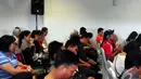 Kesedihan menyelimuti sejumlah keluarga penumpang AirAsia QZ8501 saat melakukan doa bersama di Bandara Juanda, Surabaya, Senin (29/12/2014).(Liputan6.com/Johan Tallo)