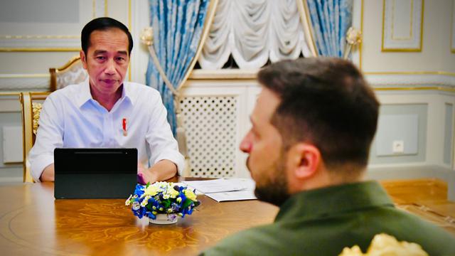 FOTO: Presiden Jokowi Disambut Presiden Zelenskyy di Istana Maryinsky