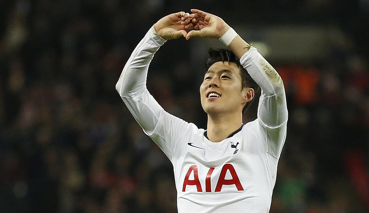 Gelandang Tottenham, Son Heung-Min, merayakan gol yang dicetaknya ke gawang Southampton pada laga Premier League di Stadion Wembley, London, Rabu (5/12). Tottenham menang 3-1 atas Southampton. (AFP/Ian Kington)