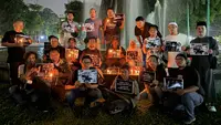 Pewarta Foto Indonesia (PFI) Medan bersama puluhan jurnalis dari berbagai media menggelar aksi solidaritas untuk mendoakan lima pewarta foto yang hilang kontak di Perairan Banten, Selat Sunda. (Liputan6.com/Reza Efendi)