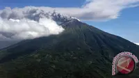Ilustrasi Gunung Gamalama meletus. 