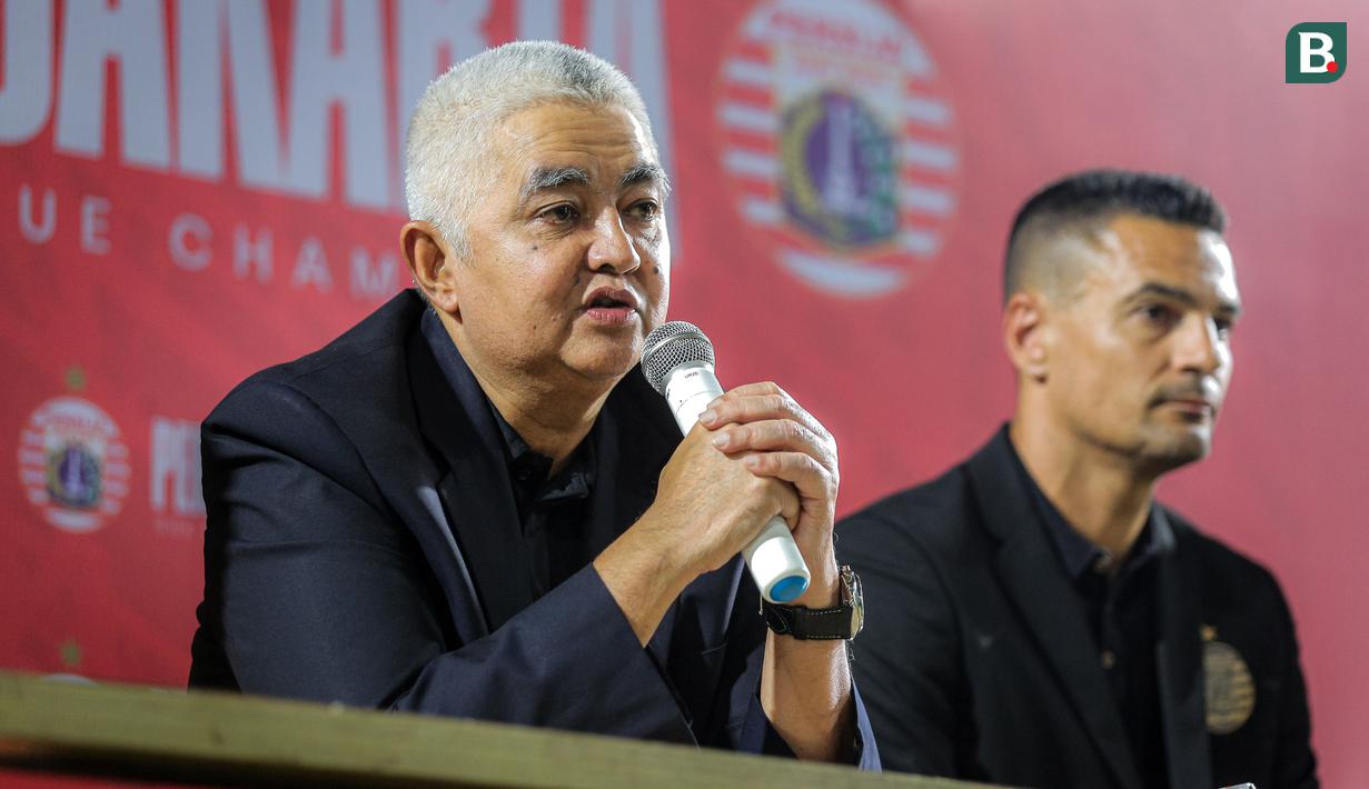 Direktur Utama Persija Jakarta, Ambono Janurianto (kiri) saat memperkenalkan pelatih baru Persija Jakarta, Carlos Pena saat konferensi pers yang berlangsung di Nirwana Park, Bojongsari, Sawangan, Sabtu (29/06/2024). (Bola.com/Bagaskara Lazuardi)