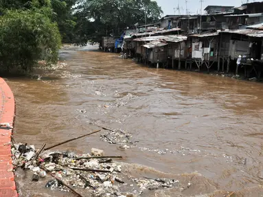 Kondisi sungai Ciliwung di kawasan Manggarai, Jakarta Selatan, Rabu (8/3). Hujan deras yang mengguyur kawasan Jabodetabek semalam membuat debit air di Ciliwung meningkat dan membawa sampah. (Liputan6.com/Yoppy Renato)