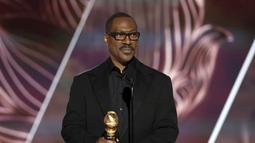 Eddie Murphy menerima penghargaan Cecil B. DeMille selama malam penganugerahan Golden Globes ke-80 di Beverly Hilton Hotel di Beverly Hills, California (10/1/2023). Nominasi terakhir Eddie Murphy untuk kategori aktor terbaik dalam film komedi atau musikal diraihnya melalui film &ldquo;Dolemite is My Name&rdquo; pada tahun 2019. (Rich Polk/NBC via AP)