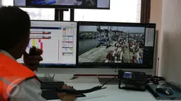 Pekerja ketika memantau bongkar muat kontainer dari ruang kontrol dan teknik milik Indonesia Port Center di Tanjung Priok, Jakarta, Rabu (17/6/2015). (Liputan6.com/Faizal Fanani)