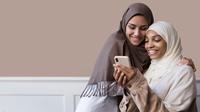 Ilustrasi muslimah, Islami, tertawa, main HP. (Image by freepik)