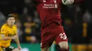 Pemain Liverpool, Xherdan Shaqiri mengontrol bola pada laga putaran ketiga Piala FA melawan Wolverhampton Wanderers di Molineux Stadium, Senin (7/1). Liverpool tersingkir dari Piala FA setelah takluk 1-2 dari Wolverhampton. (AP/Rui Vieira)