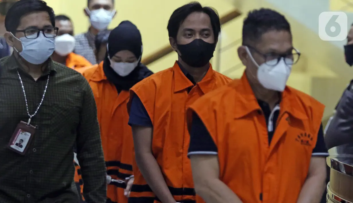 Bupati Penajam Paser Utara Kalimantan Timur, Abdul Gafur Mas’ud (tengah) jelang rilis penahanan tersangka di Gedung KPK, Jakarta, Kamis (13/1/2022). Abdul Gafur Mas’ud ditetapkan sebagai tersangka terkait kasus dugaan suap pengadaan barang dan jasa serta perijinan. (Liputan6.com/Helmi Fithriansyah)