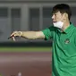 Pelatih Timnas Indonesia, Shin Tae-yong, memberikan arahan kepada anak asunya saat latihan di Stadion Madya, Jakarta, Selasa (11/5/2021). (Foto: Bola.com/M Iqbal Ichsan)