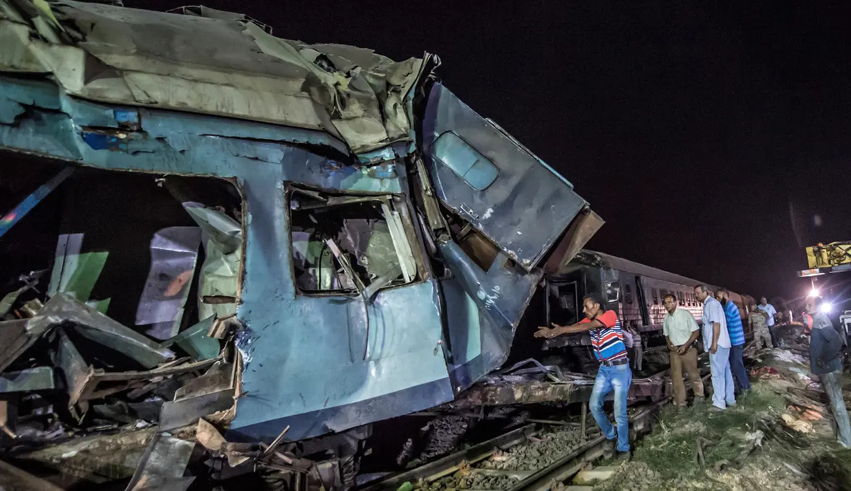 Kondisi bangkai kereta yang rusak parah usai mengalami tabrakan di Kota Alexandria, Mesir (11/8). Akibat tabrakan dua kereta tersebut, sedikitnya 36 orang tewas dan 123 orang lainnya menderita luka. (AFP Photo/Khaled Deouki)