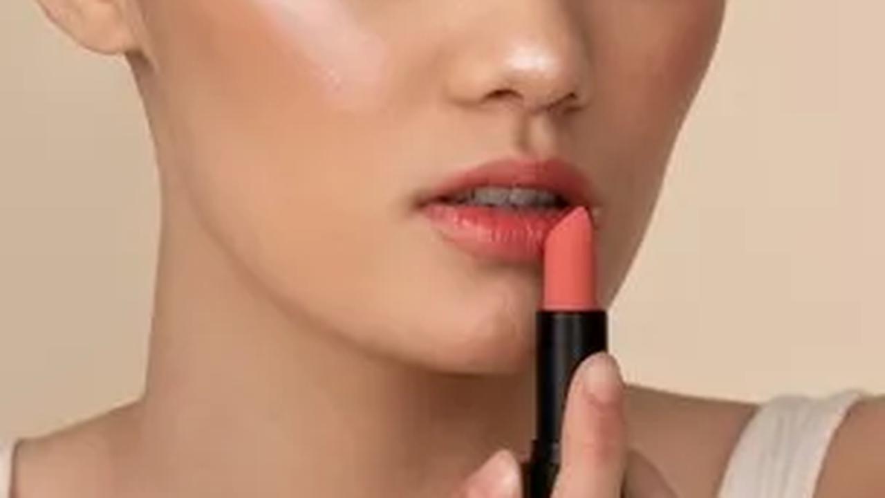 4. Two-Tone Ombre Lips: Kontras Menawan di Atas dan Bawah Bibir