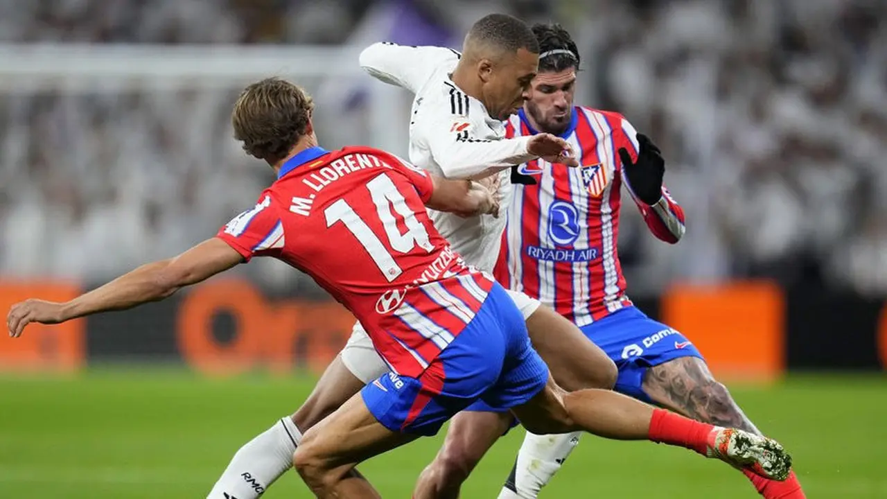 La Liga 2024/25: Kylian Mbappe dikepung Marcos Llorente dan Rodrigo De Paul di laga Real Madrid vs Atletico Madrid pada pekan 23 (c) AP Photo/Manu Fernandez