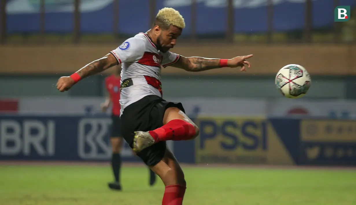 Rafael Silva. Striker Madura United asal Brasil berusia 31 tahun ini telah melepaskan 14 tembakan yang tepat sasaran dari total 31 percobaan yang dilakukan. Akurasinya mencapai 45,1 persen dan menghasilkan 4 gol ke gawang lawan dari 9 laga yang dijalani. (Bola.com/Bagaskara Lazuardi)