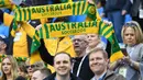 Fans Australia memberikan dukungan kepada timnya saat melawan Kamerun pada laga grup B Piala Konfederasi 2017 di Saint Petersburg Stadium, (22/6/2017). (AFP/Kirill Kudryavtsev)