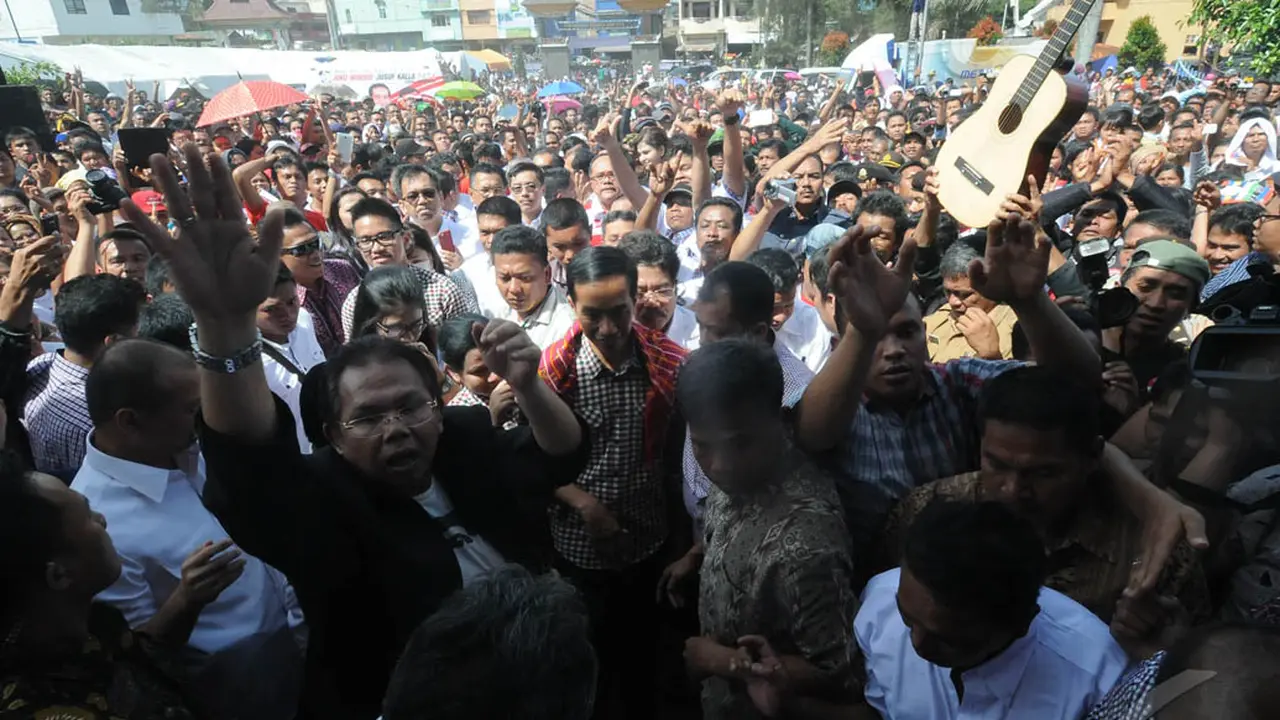 Jokowi Dapat Ulos di Pengungsian Sinabung