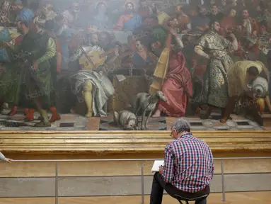 Pengunjung melukis di depan lukisan Les Noces de Cana karya Paolo Caliari yang terdapat di Museum Louvre, Paris, (29/6/2016). (Bola.com/Vitalis Yogi Trisna)