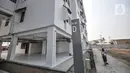 Pekerja saat membersihkan area di salah satu menara (blok) Kampung Susun Akuarium, Jakarta, Selasa (17/8/2021). Pemerintah Provinsi DKI Jakarta telah selesai membangun dua dari lima blok Kampung Susun Akuarium yang rencananya hari ini diresmikan oleh Gubernur Anies Baswedan. (merdeka.com/Iqbal S. Nu