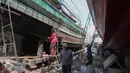 Pekerja memperbaiki bagian lambung kapal ikan di Unit Docking Kapal Perikanan kawasan Muara Angke, Jakarta, Senin (9/11/2015). Perawatan tersebut dilakukan setiap 6 bulan untuk menjamin keamanan dan keselamatan para nelayan (Liputan6.com/Angga Yuniar)