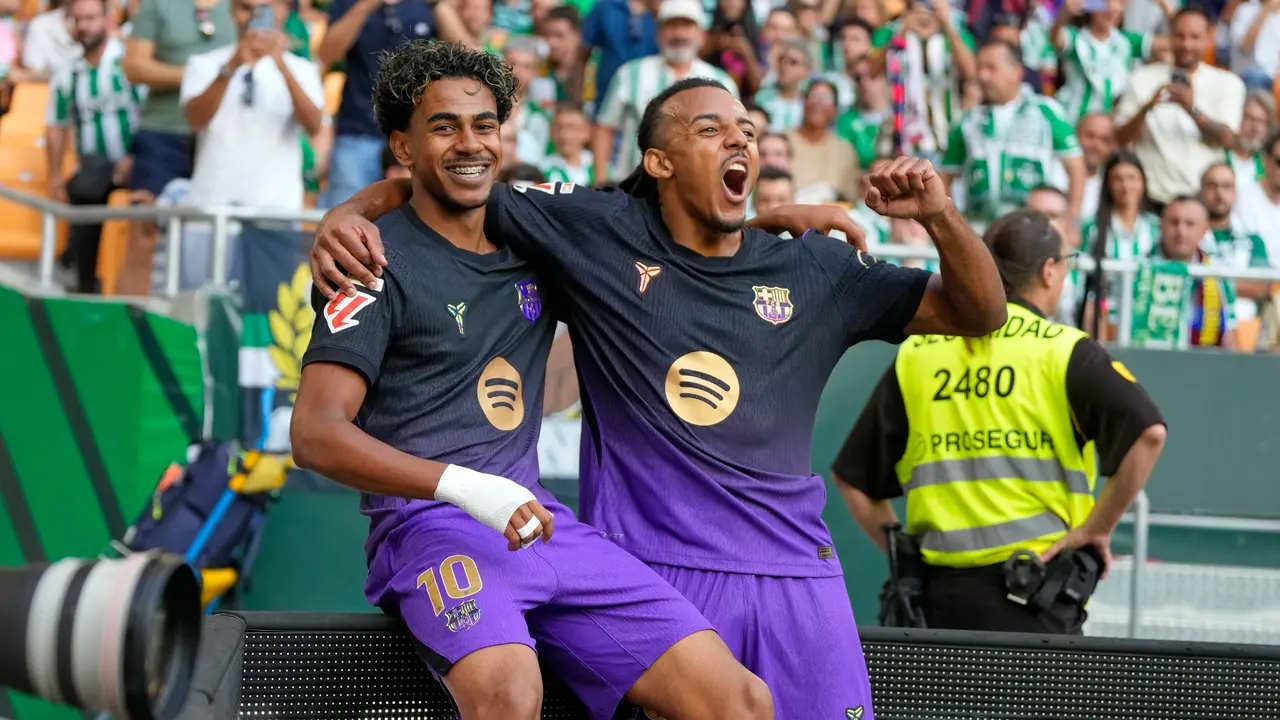 Pemain Barcelona Lamine Yamal (kiri) merayakan gol bersama Jules Kounde