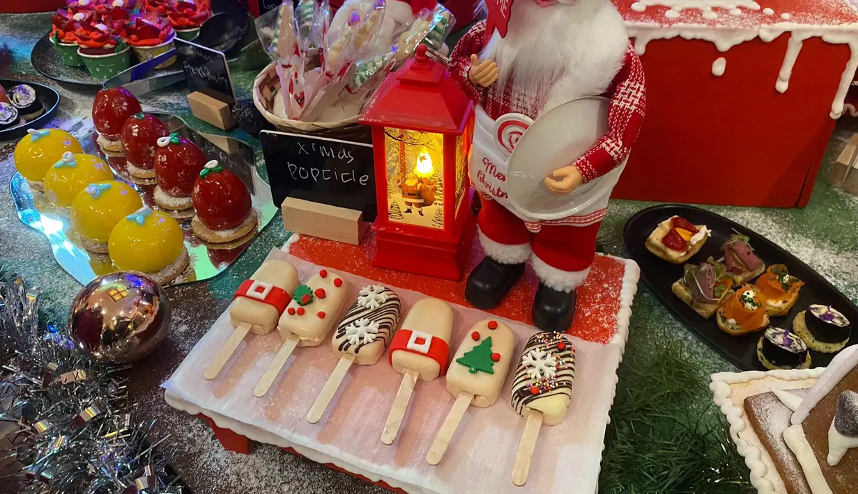 Terinspirasi oleh Natal klasikyang tradisional, para tamu akan disambut dengan hiasan Natal dalam nuansa warna merah, hijau dan emas di pintu masuk lobi, dikelilingi oleh pengaturan hiasan elegan yang menghiasi hotel. Berjalan ke arah lobi, para tamu akan menemukan suasana pasar Natal yang indah dan penuh dengan lampu serta dekorasi
yuletide. Saat para tamu melangkah lebih jauh ke dalam, mereka akan disambut dengan penataan memesona dari pohon Natal setinggi 8 meter yang akan hadir sepanjang musim perayaan, menciptakan suasana yang sempurna untuk menyambut Natal. / Foto: Shangri-La Jakarta.