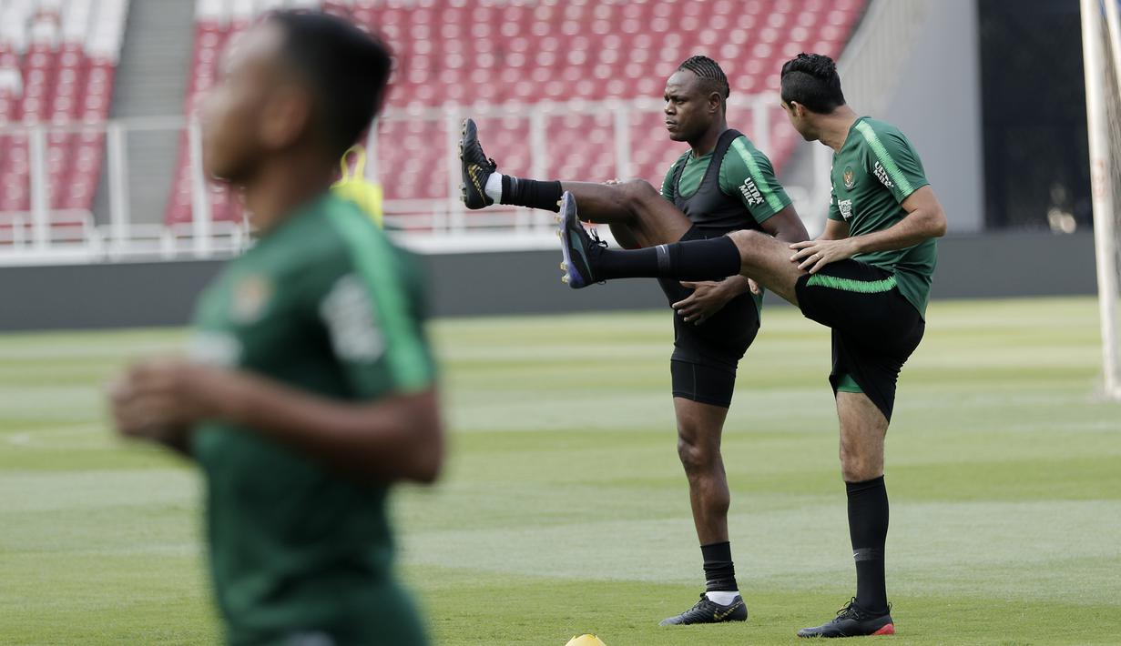 Pemain Timnas Indonesia, Victor Igbonefo dan Otavio Dutra saat latihan jelang laga kualifikasi Piala Dunia 2022 di SUGBK, Jakarta, Minggu (8/9). Indonesia akan berhadapan dengan Thailand. (Bola.com/M Iqbal Ichsan)