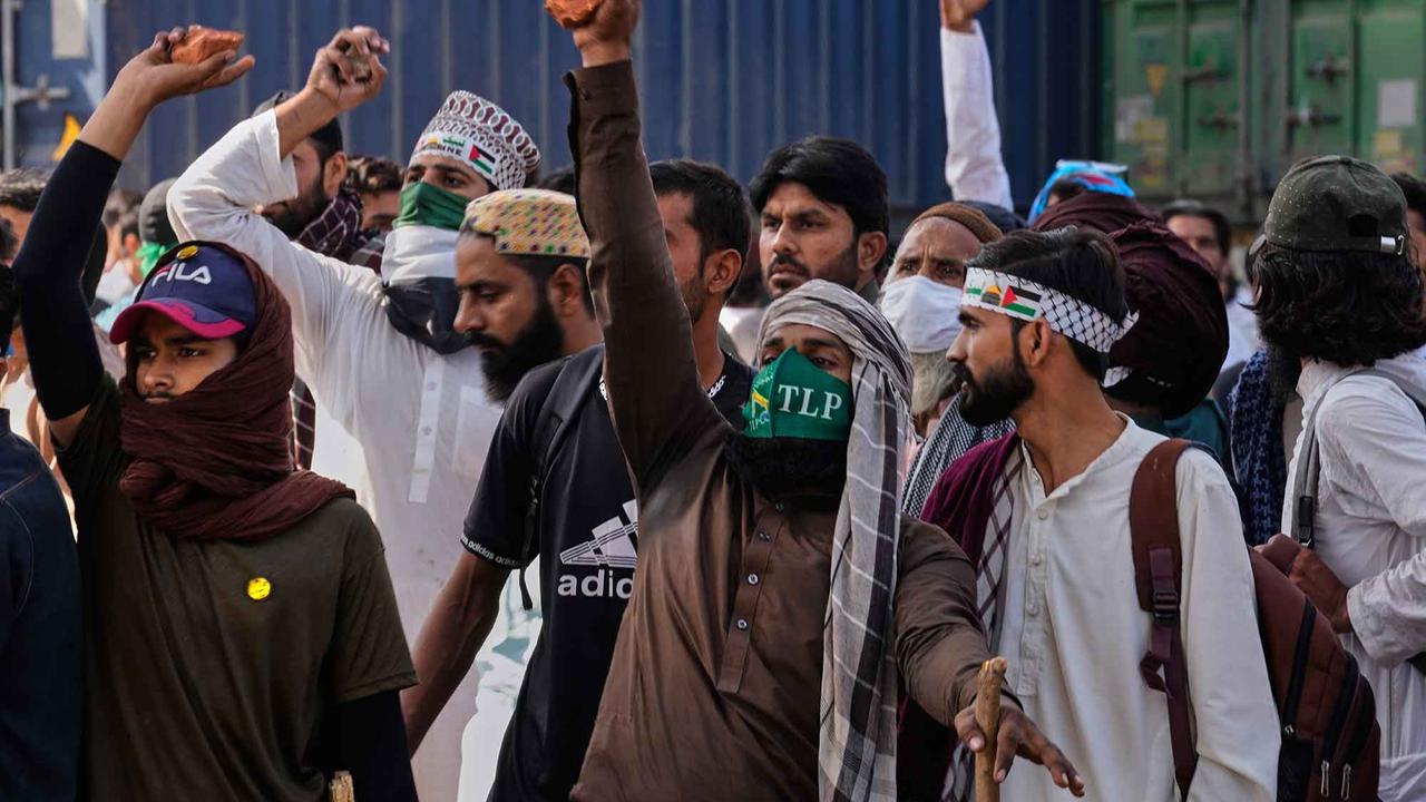 FOTO: Suasana Memanas di Lahore: Pendukung TLP Bentrok dengan Polisi Jelang Pawai Pro-Palestina