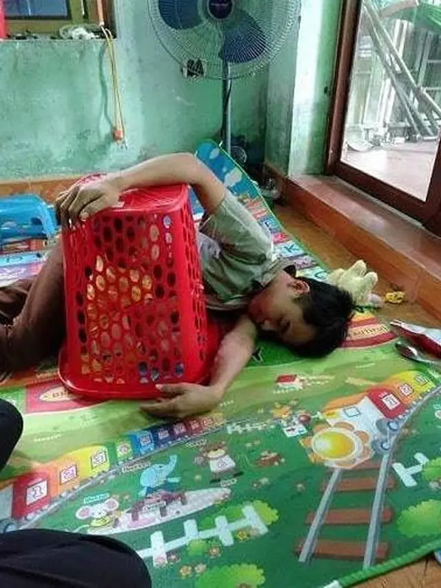7 Potret Kelakuan Kakak Adik Kalau Lagi Bareng Ini Kocak