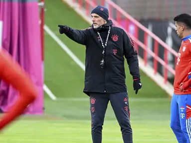 Pelatih Bayern Muchen, Thomas Tuchel memberikan arahan saat latihan perdananya bersama tim yang berlangsung di Munchen, Jerman, Selasa (28/03/2023). Tuchel akan memulai laga debutnya bersama Die Roten saat melawan Borussia Dortmund di Liga Jerman pada Sabtu (01/04/2023). (AP Photo/Dpa/Sven Hoppe)