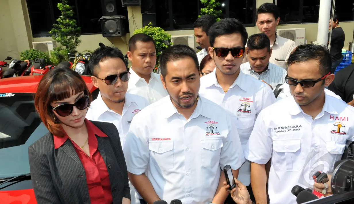 Roro Fitria didampingi kuasa hukumnya, Sunan Kalijaga, saat mendatangi Polres Jakarta Selatan, Senin (18/5/2015). Kedatangan Roro untuk mengklarifikasi soal beredarnya inisial RF di daftar artis diduga terlibat prostitusi. (Liputan6.com/Panji Diksana)