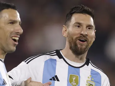 Lionel Messi (kanan) dan Maxi Rodriguez saat bertanding memakai seragam Timnas Argentina dalam acara pertandingan perpisahan Maxi Rodriguez sebagai pesepak bola profesional yang diselenggarakan di Marcelo Bielsa Stadium, Argentina, Minggu (25/6/2023). (AP Photo/Nicolas Aguilera)