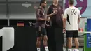 Pelatih Jerman,  Hansi Flick berbicara dengan Serge Gnabry dan Thomas Mueller sebelum sesi latihan di stadion Al-Shamal di Al-Ruwais, Qatar, Selasa, 29 November 2022. Jerman akan memainkan laga ketiga melawan Kosta Rika pada Kamis, 1 Desember. (AP Photo/Matthias Schrader)