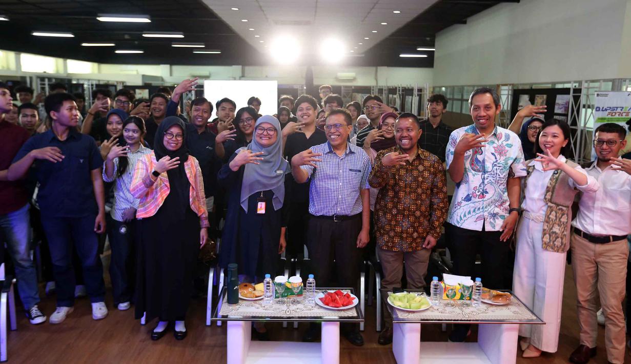  We Are The Energy” berfoto bersama di Gedung PPDT Galeri R FSRD, Universitas Trisakti, Jakarta, Rabu (12/11/2025). (Liputan6.com/Helmi Fithriansyah)