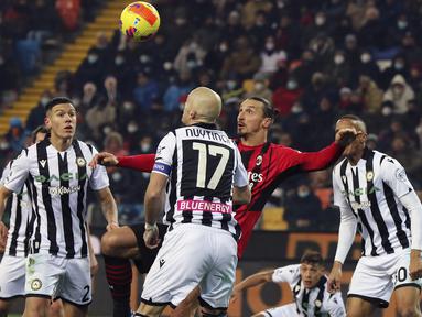 AC Milan terhindar dari kekalahan atas tuan rumah Udinese berkat gol akrobatik Zlatan Ibrahimovic di masa injury time babak kedua. Skor 1-1 pun dibawa pulang Rossoneri dalam laga pekan ke-17 Liga Italia yang berimbas terancam dikudeta Inter dari puncak klasemen. (LaPresse via AP/Andrea Bressanutti)