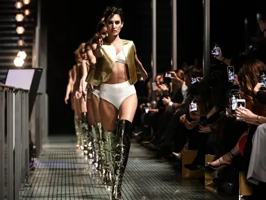 Model mengenakan koleksi pakaian dalam selama peragaan busana "Lingerie Rocks" di Paris, 20 Januari 2019. Pertunjukan itu menampilkan merek-merek Prancis serta mengundang tiga desainer muda, Badines, Jolies Memes dan Henriette H. (Philippe LOPEZ/AFP)
