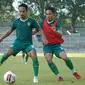 Dua pemain Persebaya Surabaya, Muhammad Hidayat dan Reva Adi Utama, tampak serius menjalani latihan. (Dok. Persebaya)