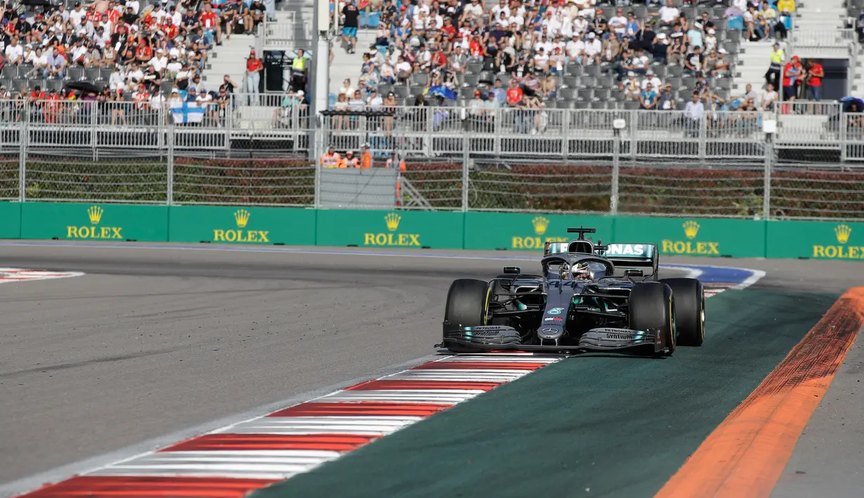 Pembalap Mercedes Lewis Hamilton memimpin balapan F1 GP Rusia di Sochi Autodrom, Sochi, Minggu (29/9/2019). Hamilton menjadi juara dan mengakhiri rentetan kemenangan Ferrari dalam tiga balapan F1 sebelumnya. (AP Photo/Luca Bruno)