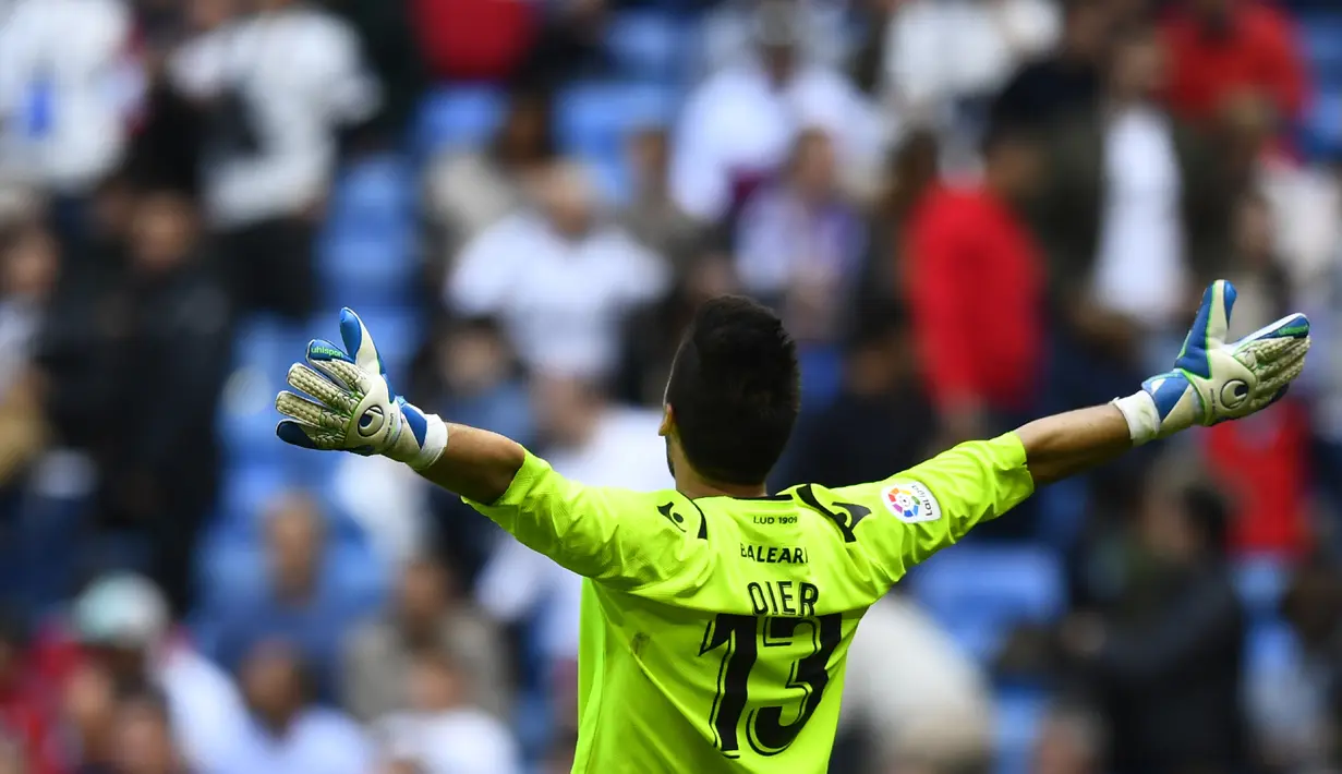 Kiper Levante, Oier Olazabal, merayakan kemenangan atas Real Madrid pada laga La Liga Spanyol di Stadion Santiago Bernabeu, Madrid, Sabtu (20/10). Madrid kalah 1-2 dari Levante. (AFP/Gabriel Bouys)