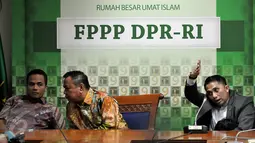 Anggota DPR Fraksi PPP, Ivan Haz (kanan) didampingi Ketua Fraksi PPP Hasrul Azwar (tengah) memberikan keterangan pers di Kompleks Parlemen, Senayan, Jakarta, Jumat (9/10). Ivan membantah menganiaya PRTnya, Topiah. (Liputan6.com/Johan Tallo)