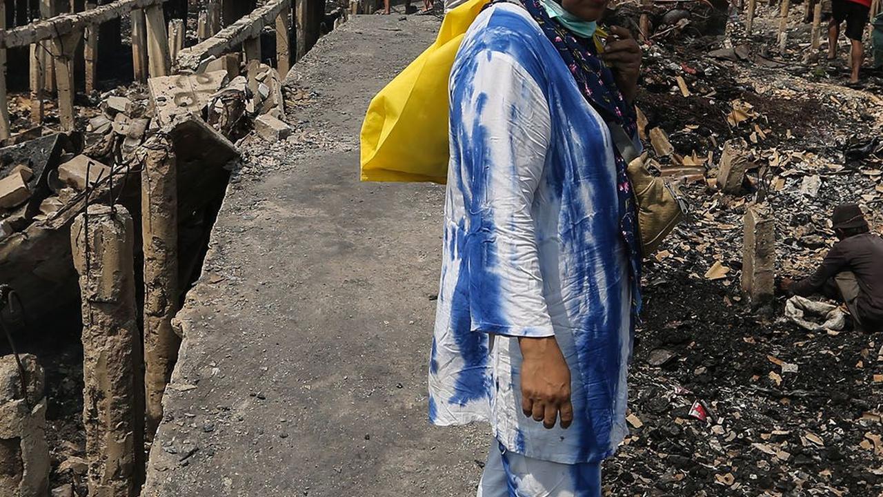Enam tenda pengungsian juga sudah didirikan. Posko kesehatan, pendataan,  pengurusan dokumen, serta dapur umum pun juga tersedia untuk pengungsi. Namun belum terlihat ada toilet umum dibangun di lokasi.