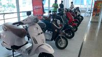 Deretan motor listrik yang dijual di Inabuyer 2024. (Liputan6.com/Khizbulloh Huda)